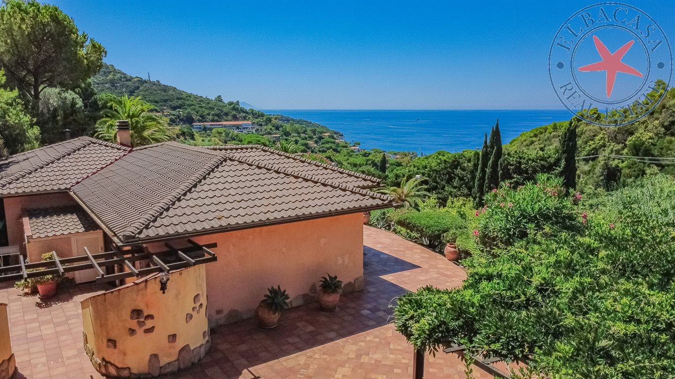 Capoliveri - Elba - Villa indipendente con Piscina e Campo da tennis in terra rossa .